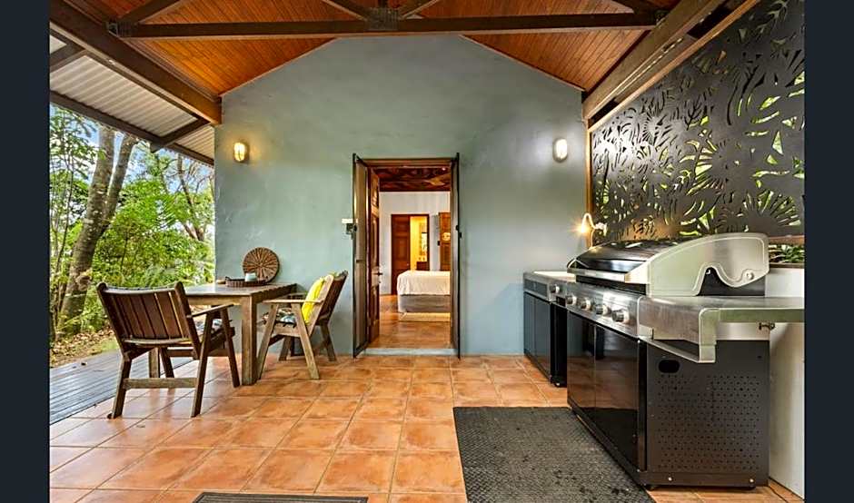 Gunnadoo Holiday Hut with Ocean Views and Jacuzzi