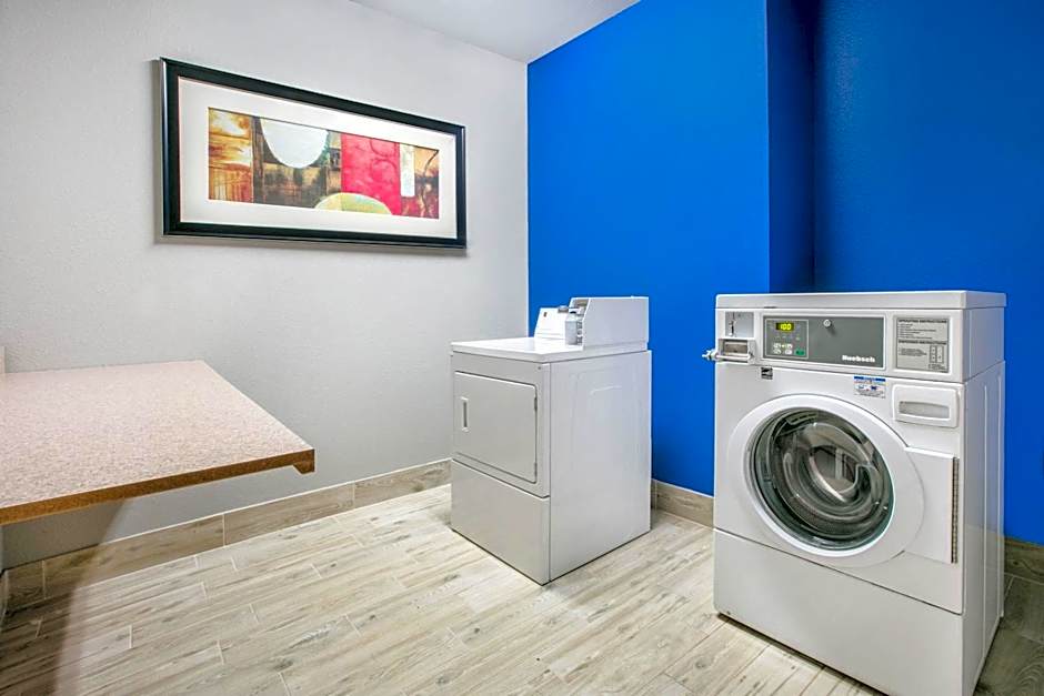 La Quinta Inn & Suites by Wyndham Denton - University Drive