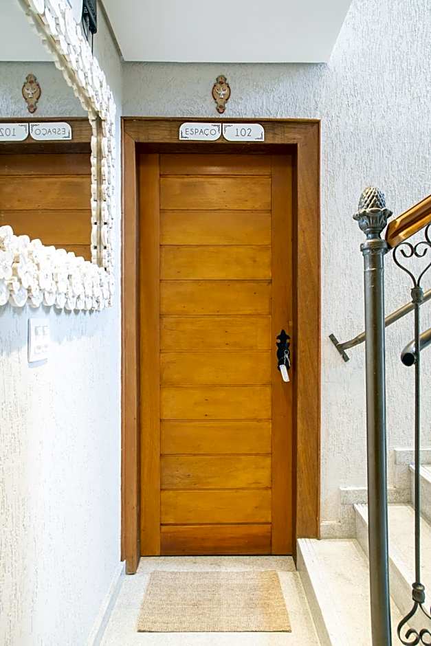 ESPAÇO 250 - Apto mobiliado, 3 quartos, sendo uma suíte, banheiro social, cozinha completa, sala de estar, ar condicionado, tv e internet