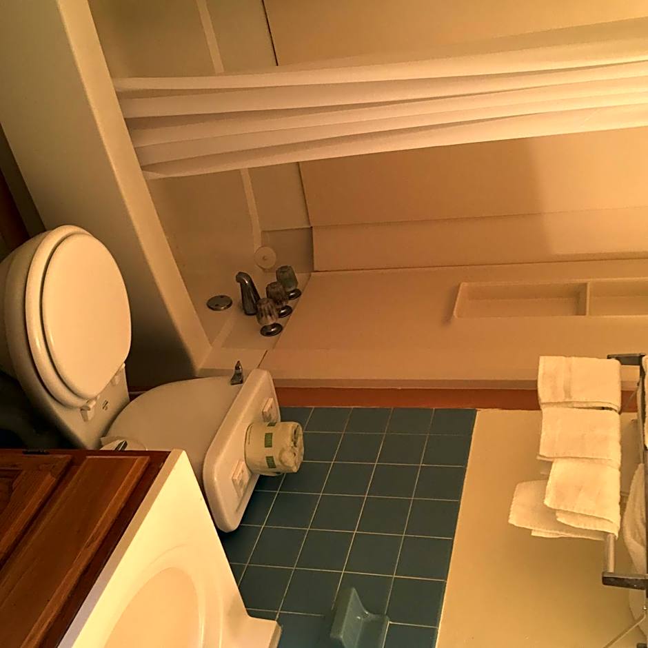 MacThrift Motor Inn