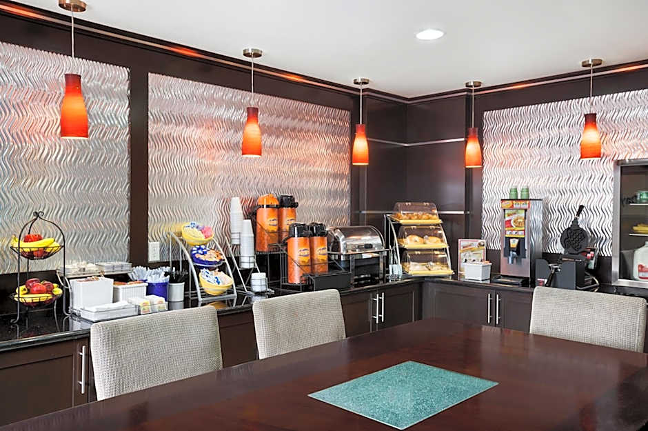 Days Inn & Suites by Wyndham Conroe North