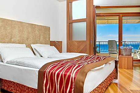 Junior Suite with External Whirlpool and Lake View