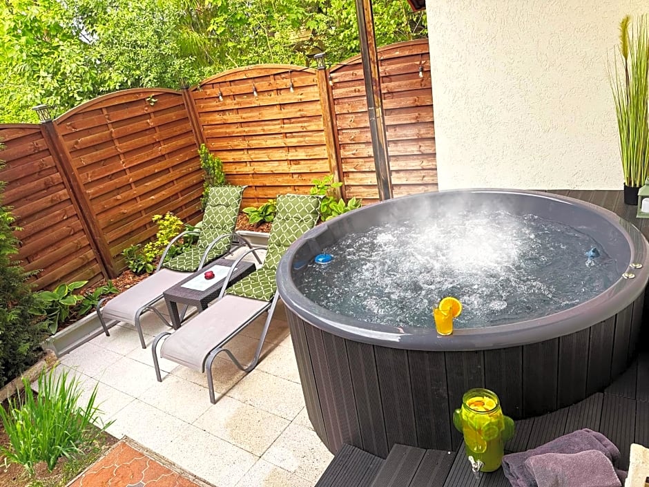 Domek Kamień nad jeziorem z jacuzzi