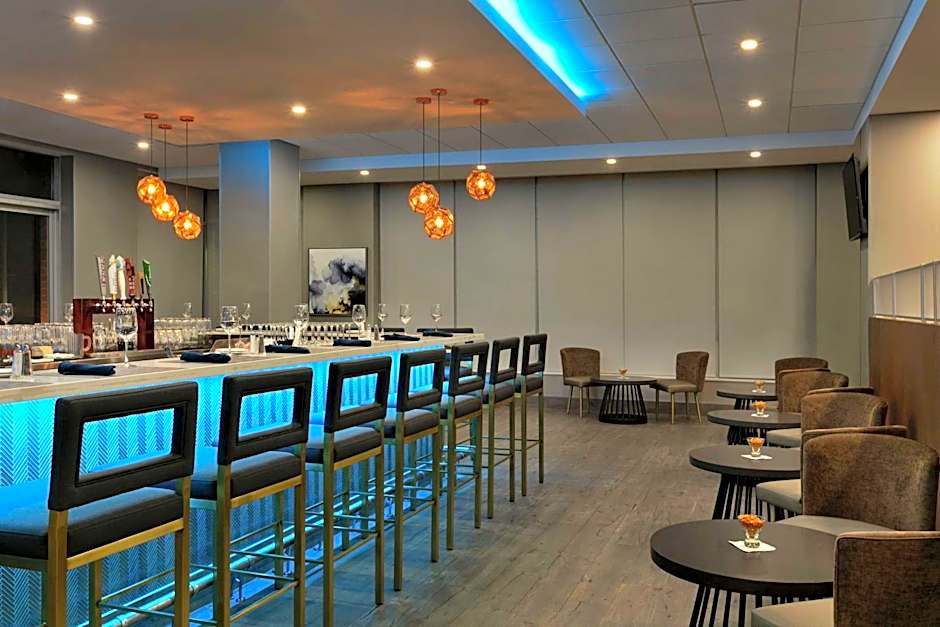 Embassy Suites by Hilton Montreal Airport