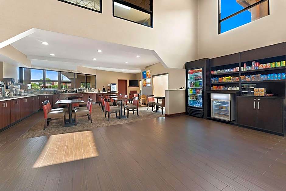 Comfort Suites near Robins Air Force Base