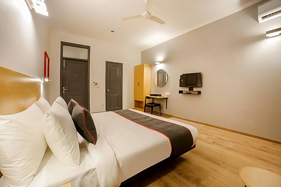 Townhouse 330 DLF Phase-2 Near Leisure Valley Park