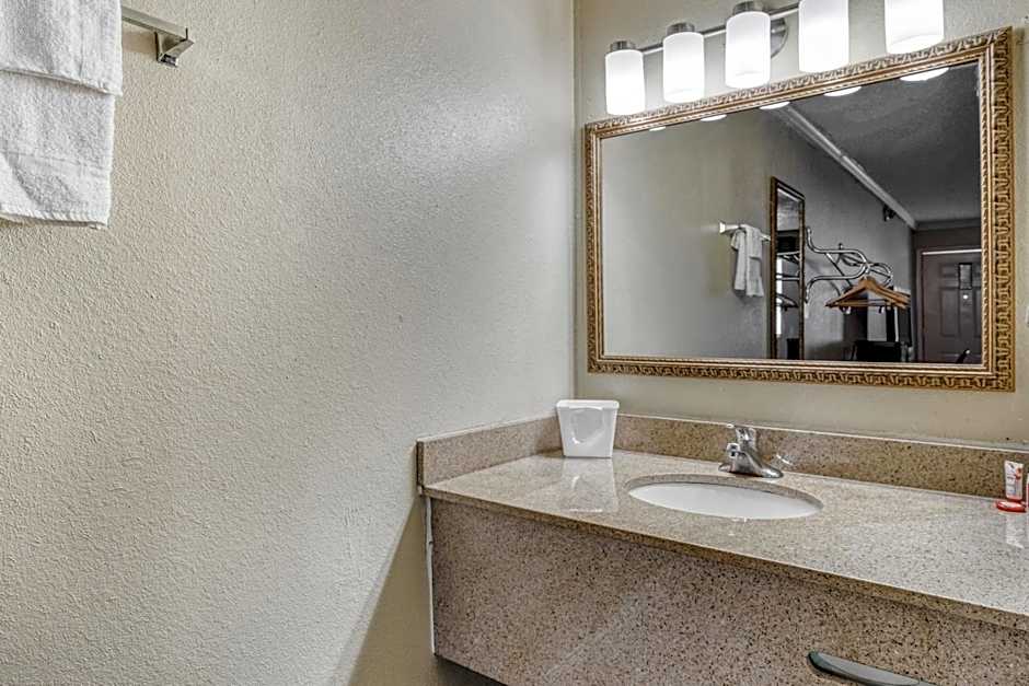 OYO Hotel Pineville LA Hwy 165