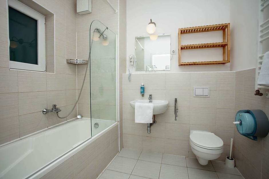 Maple Tree Budget Apartments