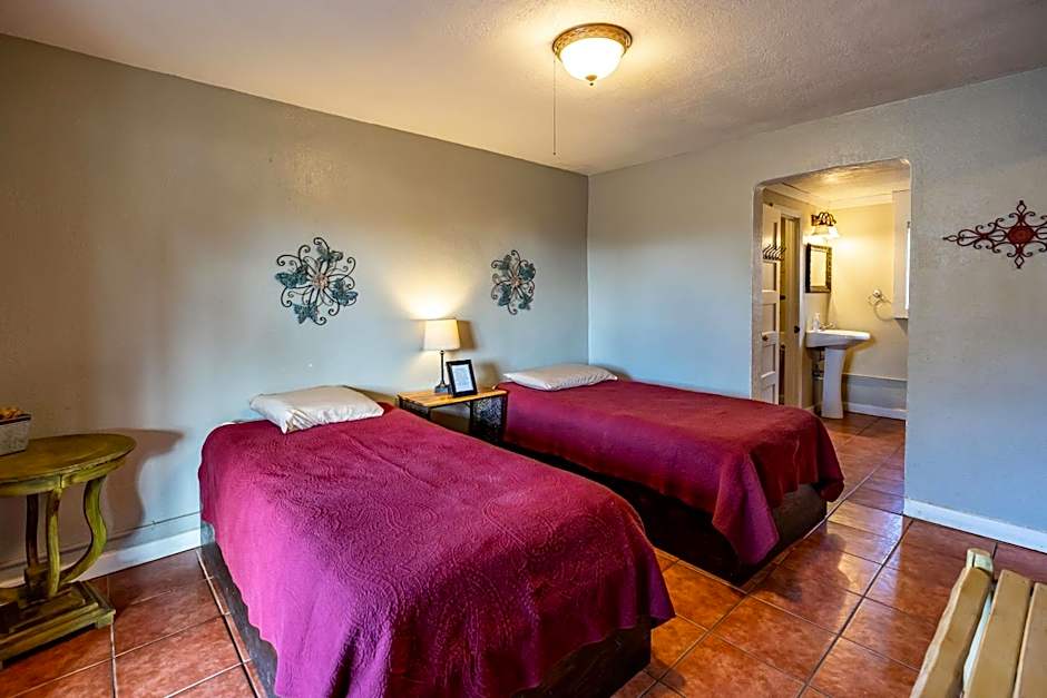 The Historic Leakey Inn