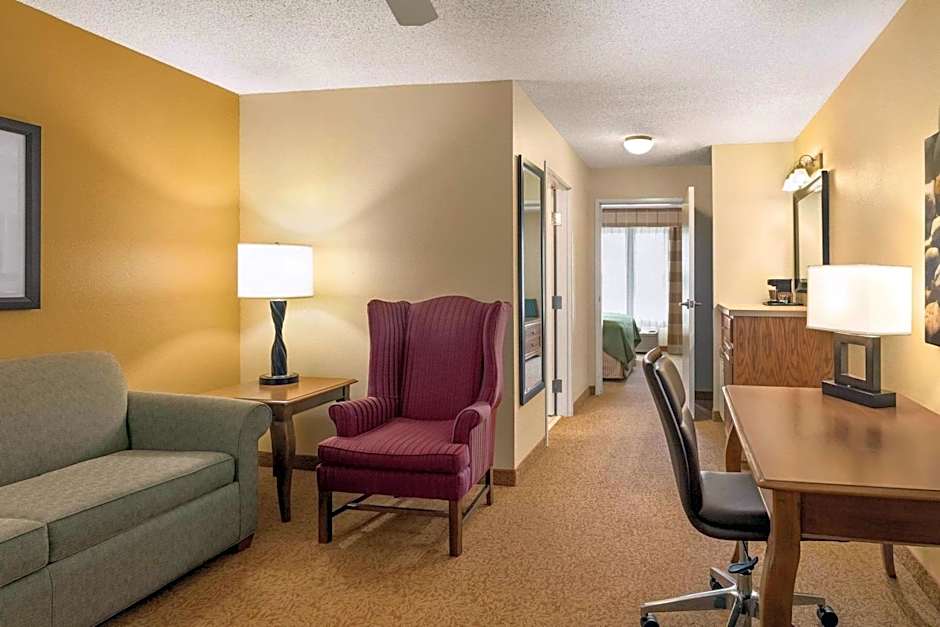 Country Inn & Suites by Radisson, Salina, KS