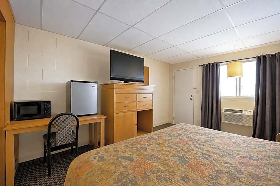 First Inn By OYO Quinter Hwy 70