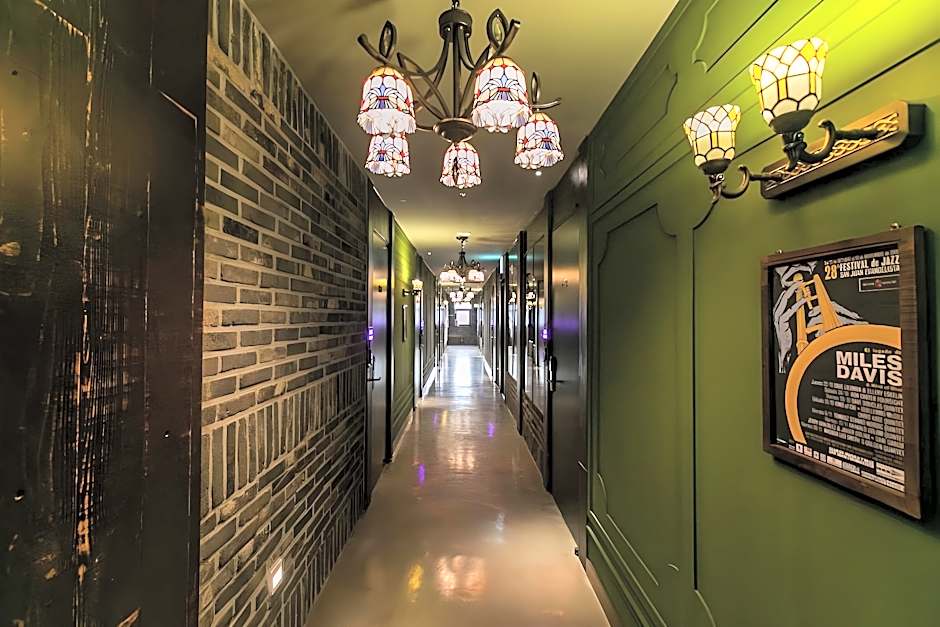 Hotel February Dong Seong Ro