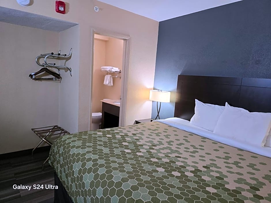 Econo Lodge Inn & Suites