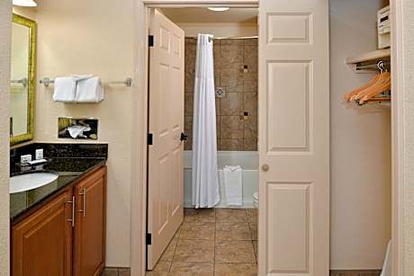 1 Bedroom Suite 2 Queen