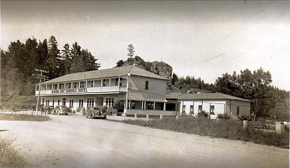 Te Puia Hot Springs Hotel