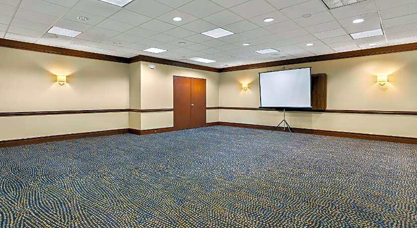 Hotel RL Cleveland Airport West