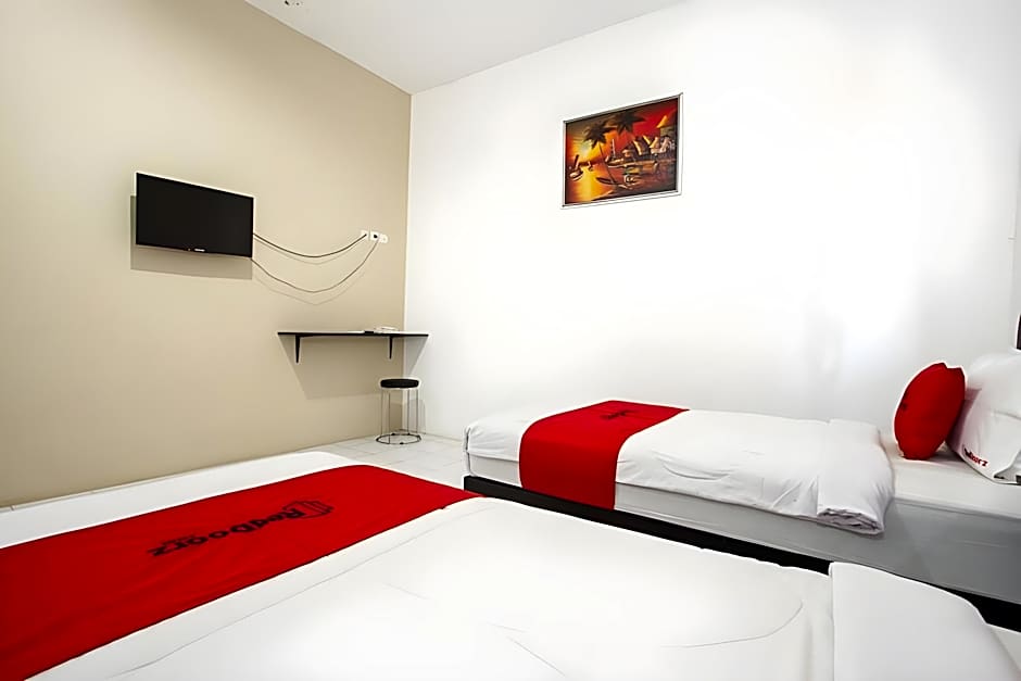 RedDoorz Plus near Galaxy Mall