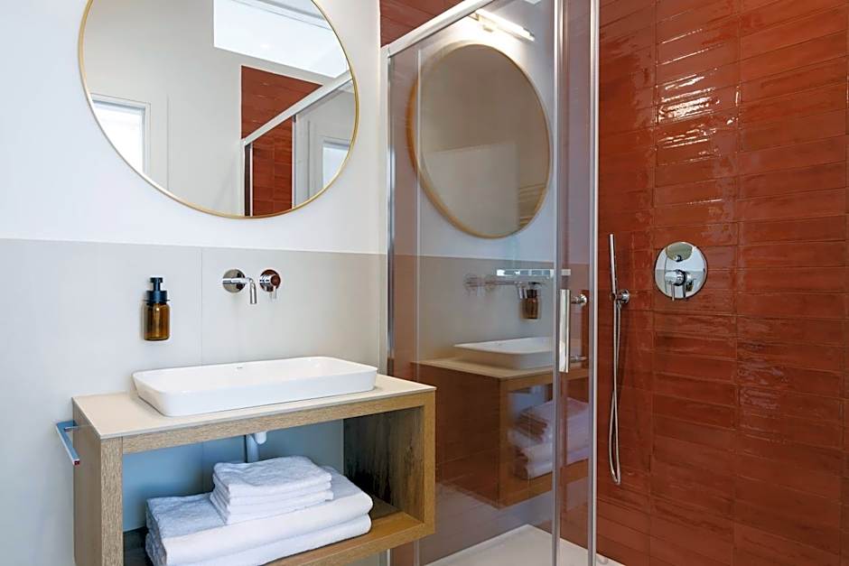 ELECTRIC Rooms & Suites