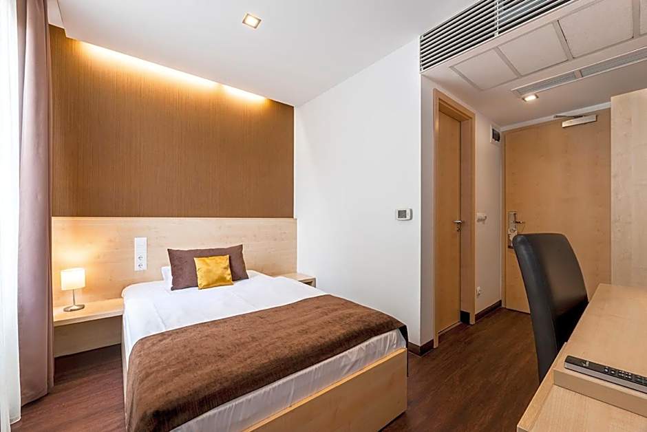 Promenade City Hotel