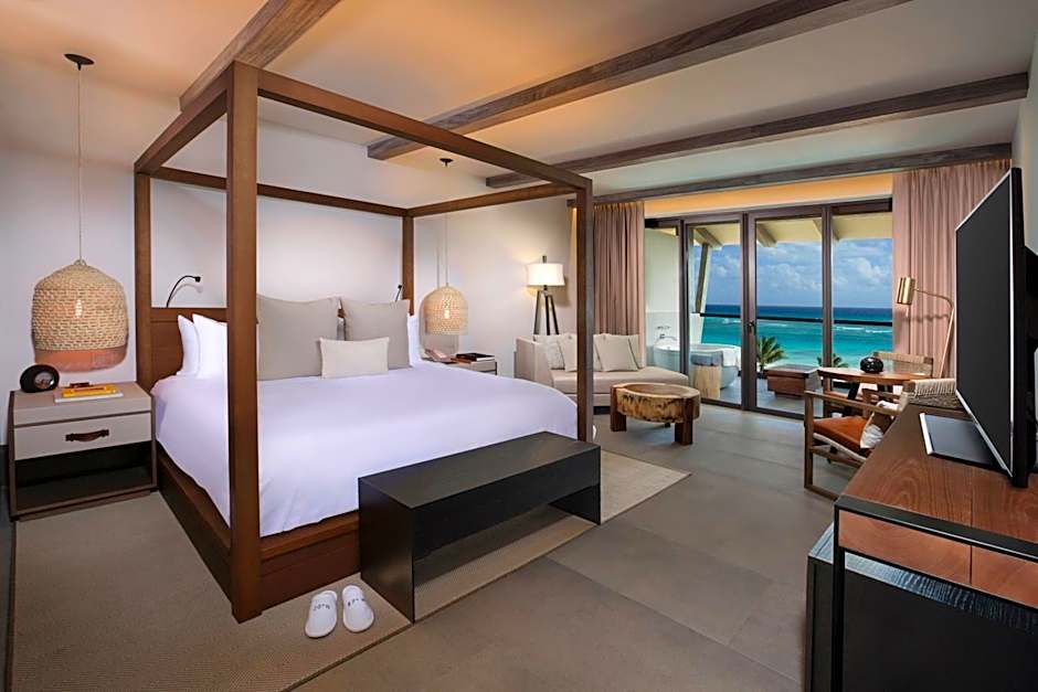 Foto 1 di 8 di 1 King Bed, Ocean front