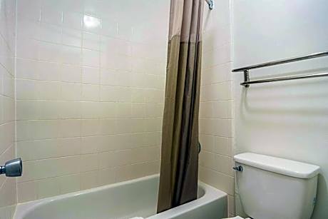 King Room with Roll-in Shower - Disability Access - Non-Smoking