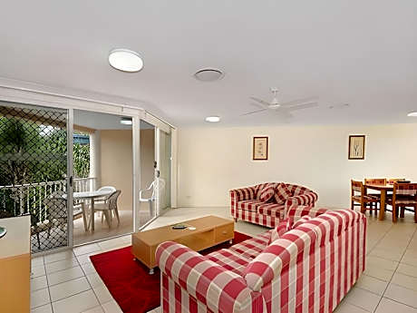 Three-Bedroom Pool View Apartment with Balcony