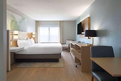 King Suite with Hot Tub - Non-Smoking