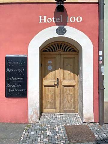 Hotel 100