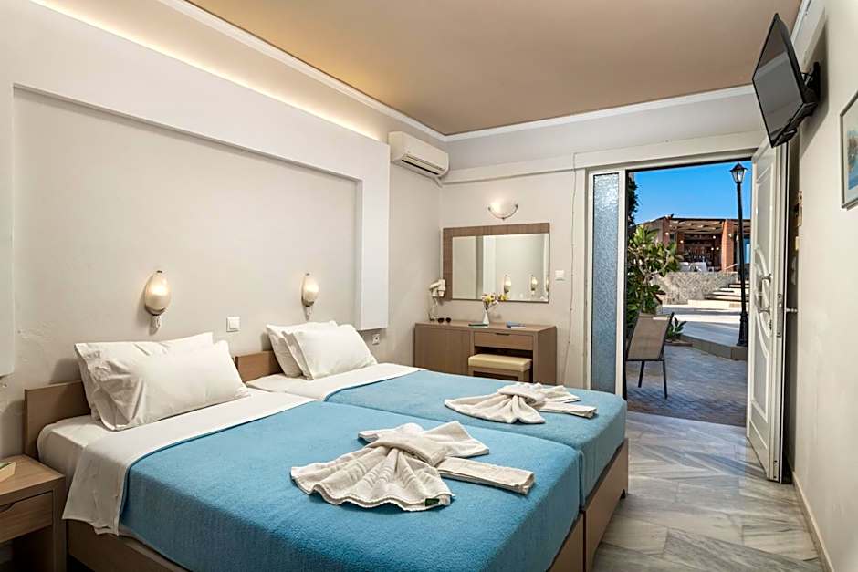 Hotel Haris on the beach