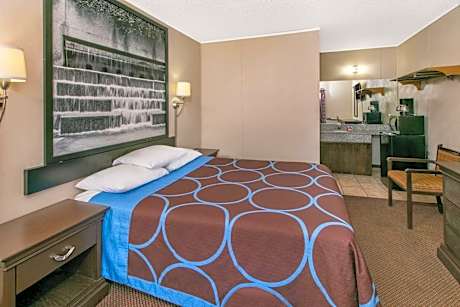 King Room with Roll-In Shower - Mobility/Hearing Accessible - Non-Smoking