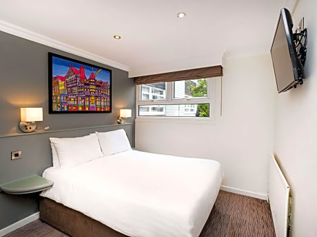 Compact room with one double bed