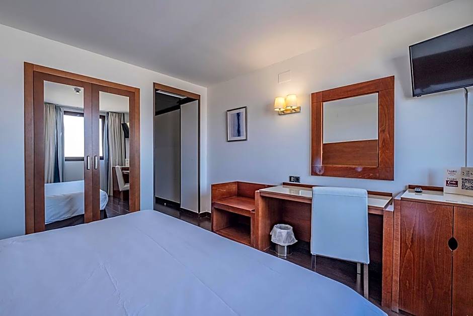 Photo 1 of 4 of Double Room Single Use