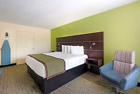 King Room with Roll-In Shower - Mobility Access