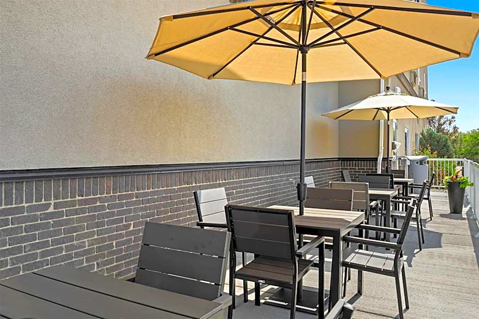 Ramada by Wyndham Drumheller Hotel & Suites