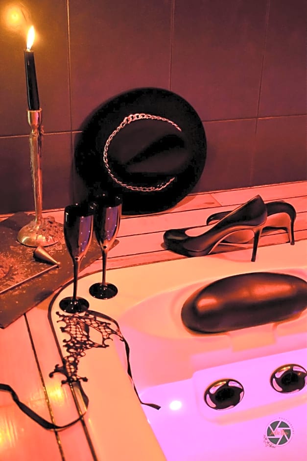 SUITE 785 Chambre Jacuzzi Sauna