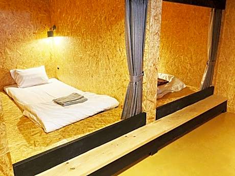 Single Bed in Mixed Dormitory Room