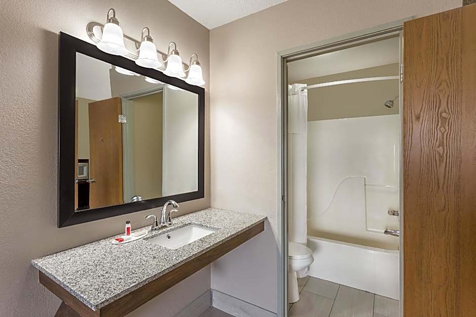 Super 8 by Wyndham Hebron Lowell Area