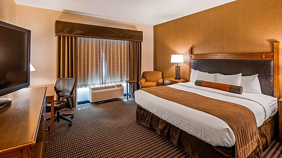 Photo 1 of 13 of 1 King Bed with Sofabed Suite