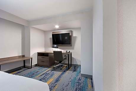 1 King Bed, Nonsmoking, Accessible