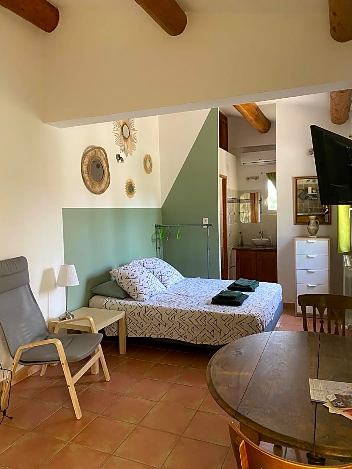 Les Ce Lestins - Studios Inde Pendants – Carpentras, UT
