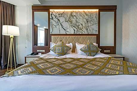 Executive Suite with King Bed - Non-Smoking