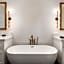 Villa Garita, 6BR Designer Villa with Heated Pool in Centro