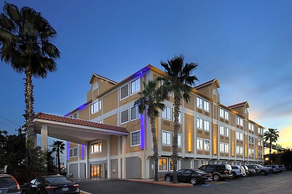 Holiday Inn Express & Suites San Antonio - Downtown Market Area By IHG