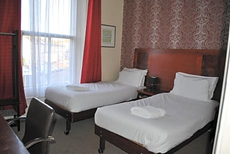 Twin room-Large-Ensuite with Shower-Street View