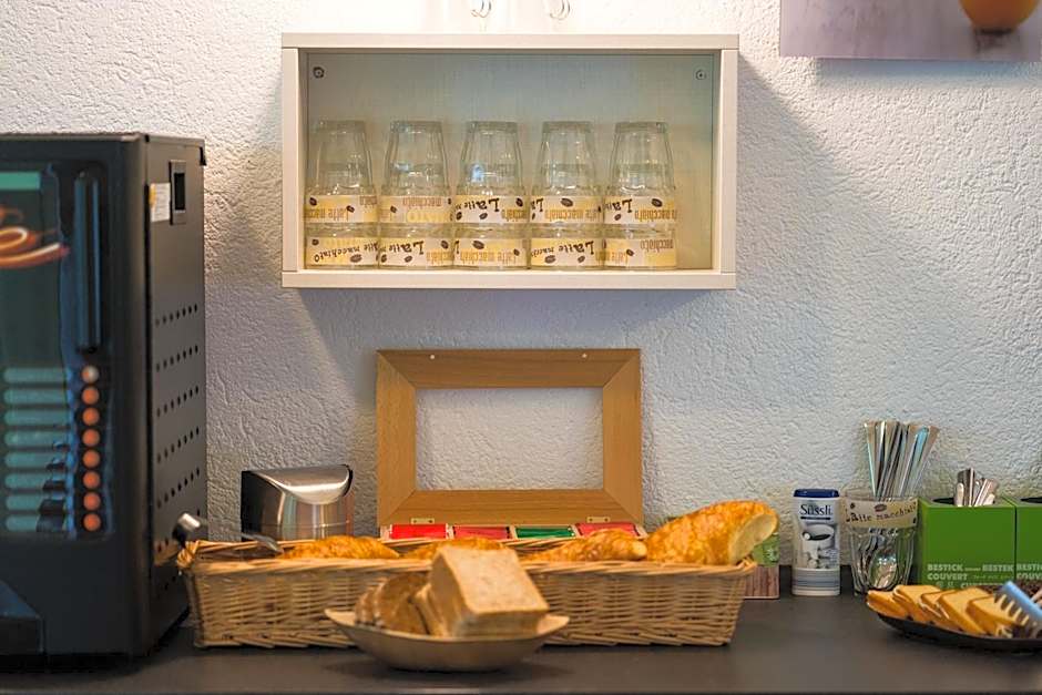 B&B Outlet Hotel - Metzingen - Bad Urach - Free Parking