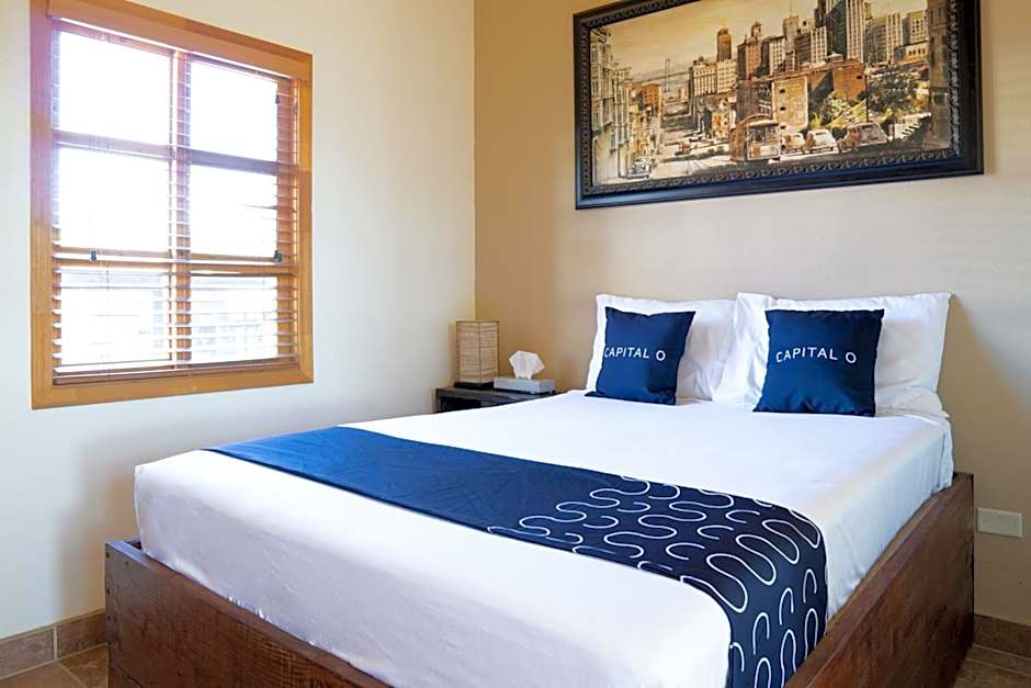 Capital O Hotel Villa Azura