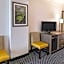 La Quinta Inn & Suites by Wyndham Arlington North Six Flags Drive