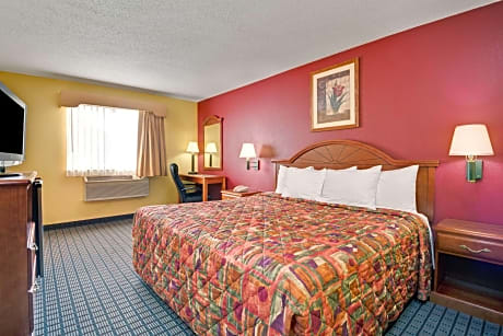 1 King Bed Non-Smoking