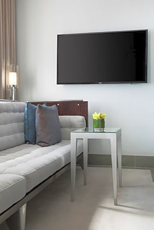Suite City View King Bed