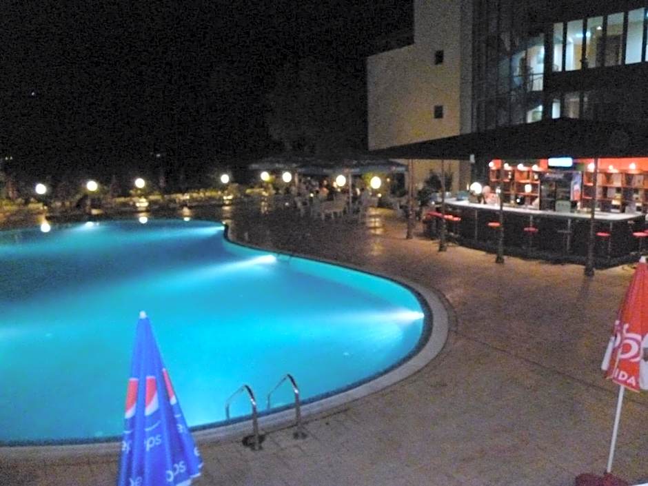 Ahilea Hotel - Free Pool Access